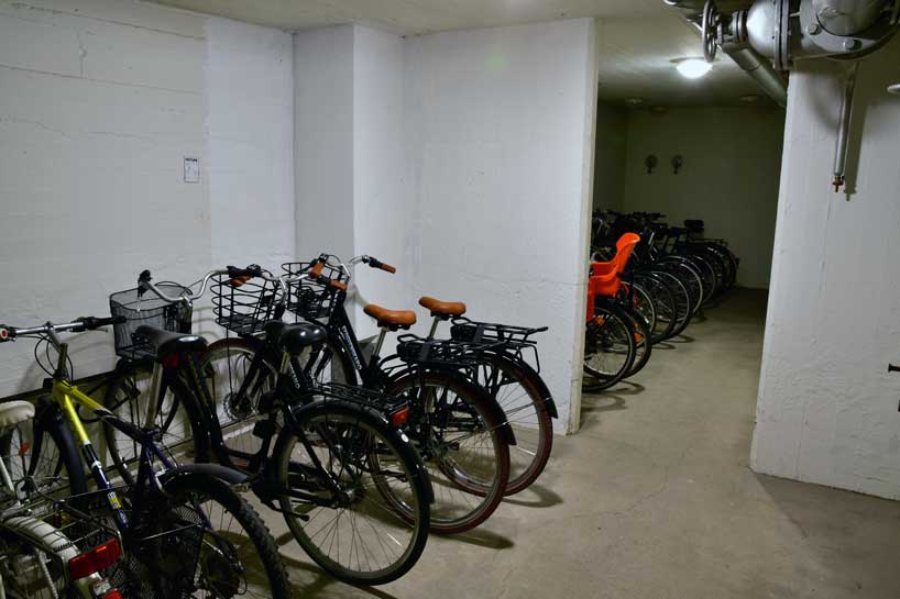 Totalt har Erikshus fyra olika ställen att ställa cyklar på och det finns gott om plats. Man kan även hyra större cykelplatser som passar t.ex. lådcyklar.
