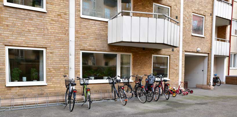 Erikshus har mycket bra möjligheter till att parkera cyklarna och för er som har större cyklar, t.ex. lådcyklar, finns det även platser att hyra.