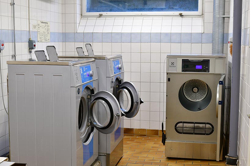Föreningen har en fin tvättstuga med tre tvättmaskiner, en torktumlare och två stycken stora torkrum.